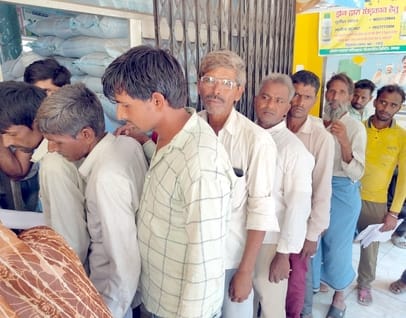 Farmers gathered in droves for fertilizer, but their hopes were not met, leaving them disappointed.