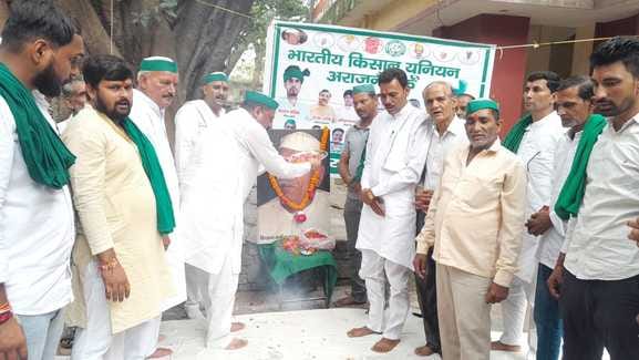 Baba Tikait's birthday was celebrated with a yagya.
