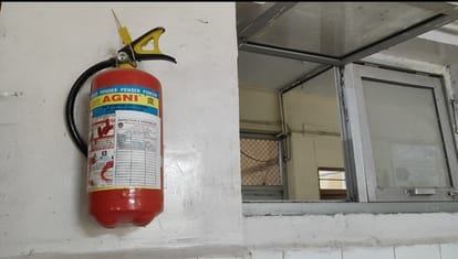 ट्रॉमा वार्ड में खाली पड़ा अग्निशामक सिलेंडर