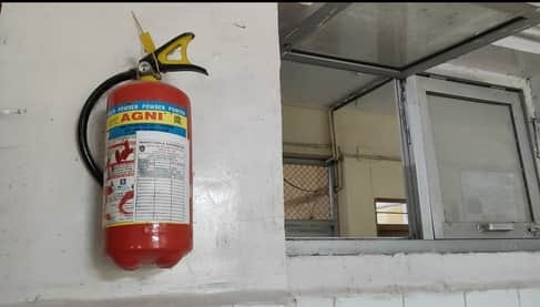 ट्रॉमा वार्ड में खाली पड़ा अग्निशामक सिलेंडर