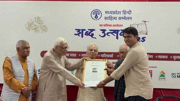 वागीश्वरी सम्मान से नवाजे गए युवा उपन्यासकार आकाश माथुर।