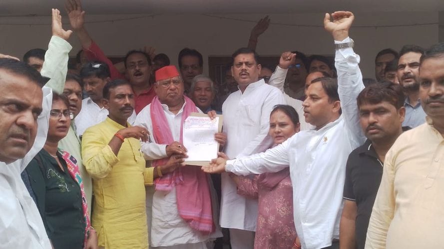 Teachers submitted a memorandum to the MP against the mandatory TET