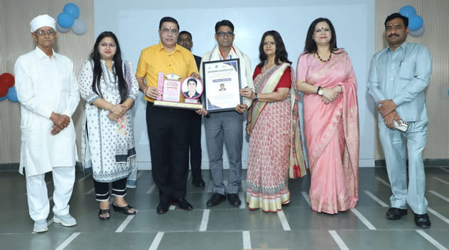 Jitendra Rathod received the Best Teacher Award