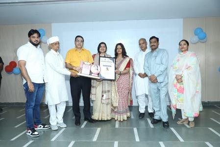Teacher Kavita received the Best Teacher Award.