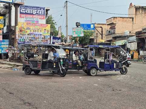 E-rickshaw drivers cause traffic jams in the city