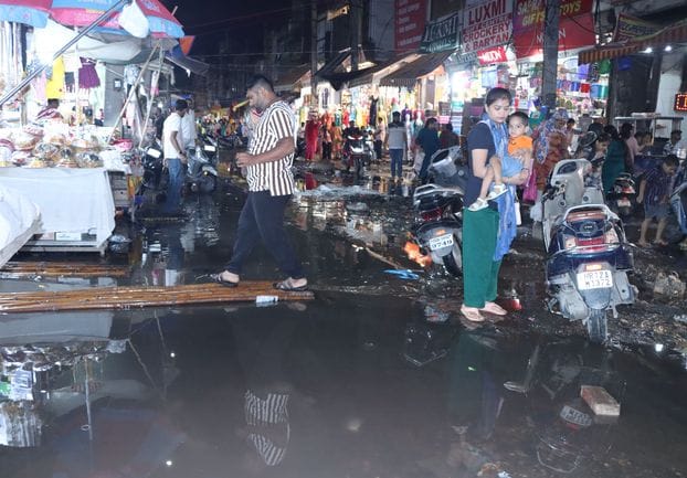 Kila Road Market: Mud spreads during the festive season, contractor given an ultimatum by Friday