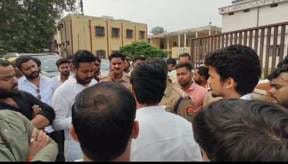 A scuffle broke out between the BJYM district president and the minister in front of the minister in charge, four arrested