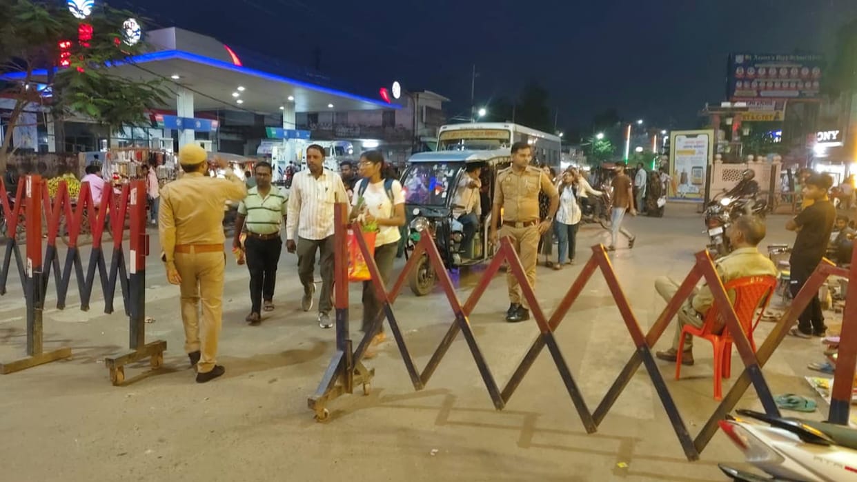 Vehicles will not be able to enter the city for three days from today, police will be on alert at 11 locations.