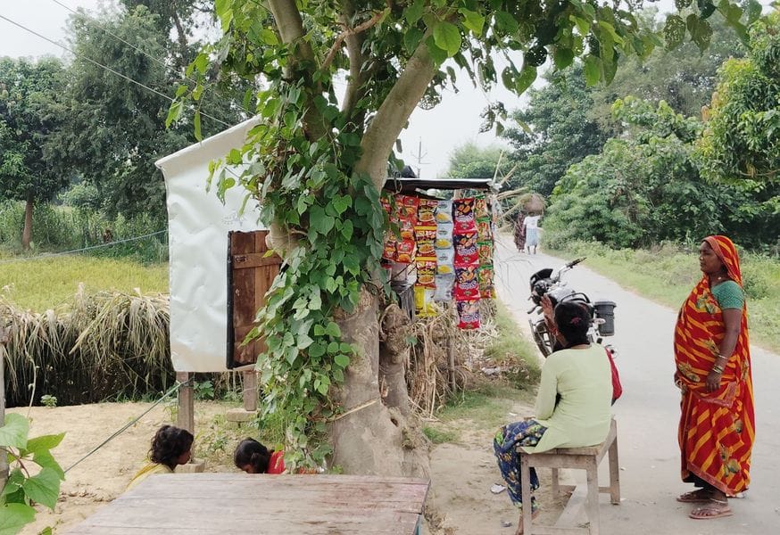 Siddharthnagar News: Danger of accident due to hanging wire, woman narrowly escapes