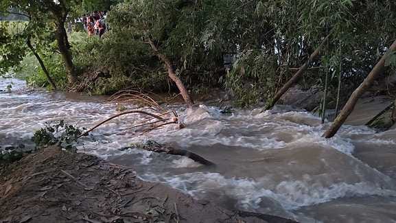 Motihari Bihar News Flood-stricken villagers block NH-28A, protest against administration