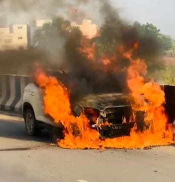 Car catches fire on expressway, family escapes
