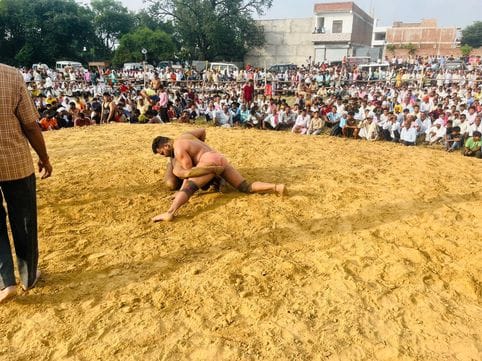 Raju of Kannauj defeated Shyam of Lucknow and won the wrestling match.
