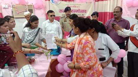 Cut the cake and gave gifts to the mothers of 17 newborn girls.