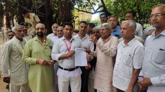 Slogans raised for stoppage of express trains at Kanina