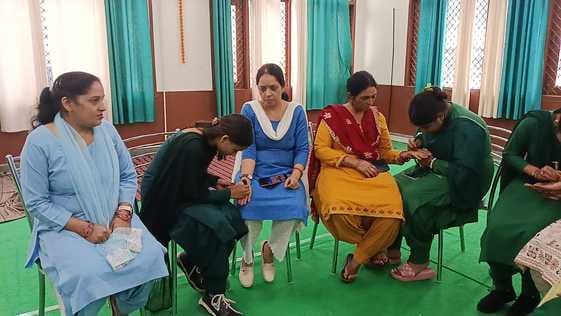 Karwa Chauth... Women are competing to get mehndi applied, Rajasthani designs are gaining craze.