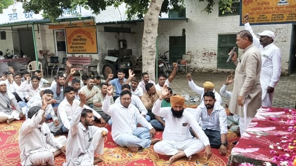 Accused the government of neglecting the interests of employees.