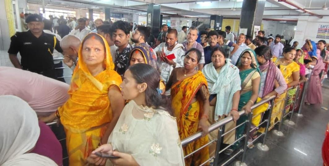Crowds of patients, less staff and treatment in a hurry
