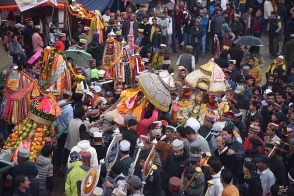 The deities of Paldi Valley reached the temporary camp of Lord Raghunath, dancing and singing.