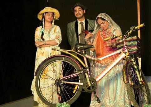 Artists gave the message of adopting Swadeshi through the play Uzbek Raja.
