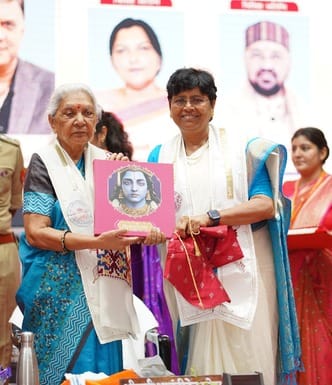 79 meritorious graduates and postgraduates received 80 gold medals.