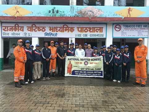 NDRF team gives information to volunteers on how to deal with disaster