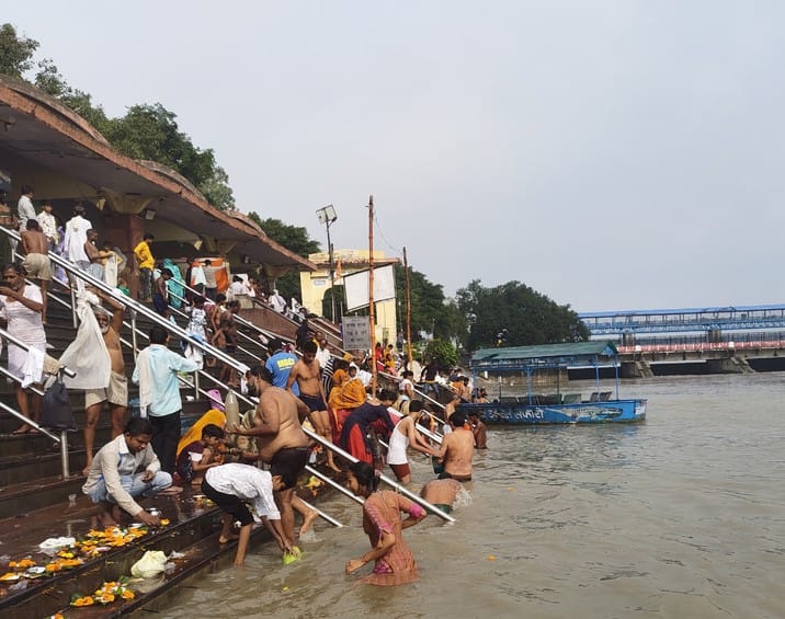 On Sharad Purnima, devotees took a holy dip in the Ganga.