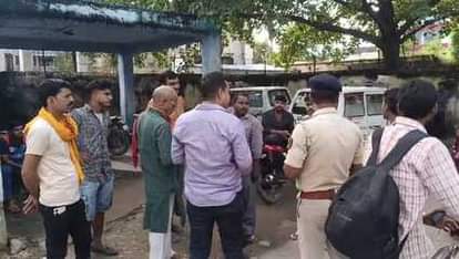 पोस्टमार्टम हाउस के बाहर मौजूद लोग