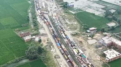 राष्ट्रीय राजमार्ग पर लगा जाम