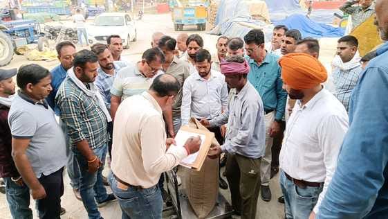 CM Flying Officer inspected the weighing of paddy in Radaur Mandi.