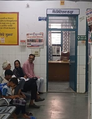 The health system of the district hospital is in shambles, doctors do not come till nine o'clock.