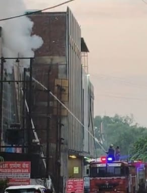 Fire broke out in Vishal Mega Mart, glass was broken and water was sprayed.