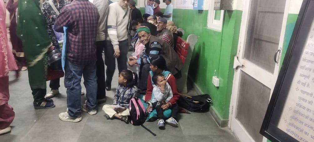 Solan hospital witnesses record patient turnout, OPD reaches 1,520; patients wait on the floor