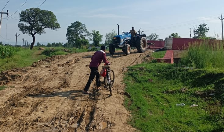 Siddharthnagar News: The approach to the bridge was not built, causing problems in traffic