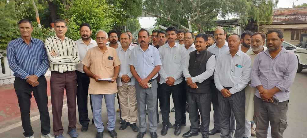 Ajmer News Anger over objectionable poster against Congress leader Dharmendra Rathod Rajput community meets SP
