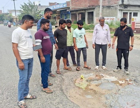 Potholes on Delhi Highway, pedestrians falling and getting injured