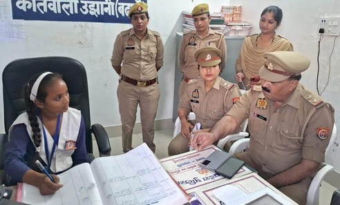Student Pushpa became the in-charge of the police women's desk for a day.