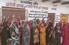 Women created ruckus at liquor shop