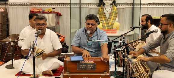 Kanhaiya, we were robbed in your love in the middle of the market... devotees danced to the hymn.
