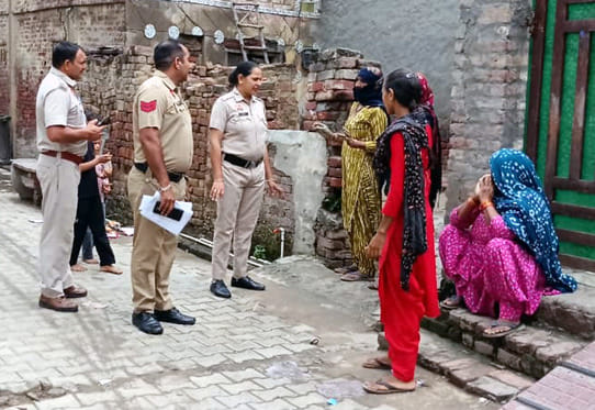 Following a woman's request, bottles were broken at liquor outlets in Wards 1-2 of Kalayat.