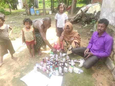 बच्चे की मौत के बाद , दवा दिखाते परिजन।