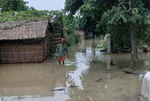 Muzaffarpur Bihar news: bagmati river cross danger flood condition people in village panic