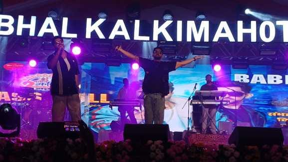 The audience danced to the voices of Jassi Gill and Babbal Roy at the Kalki Mahotsav.