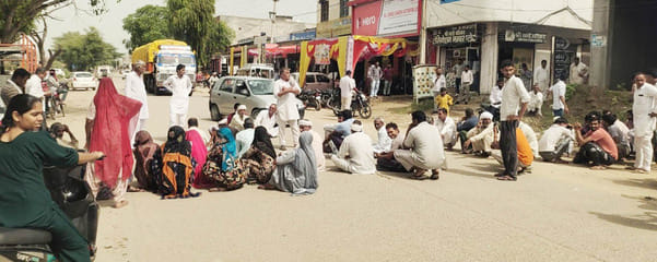 Farmers, upset over the lack of DAP, staged a road blockade.