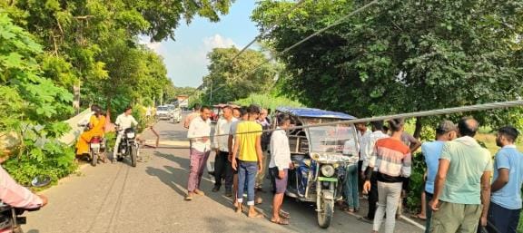 Bike collides with pole, aunt and nephew injured