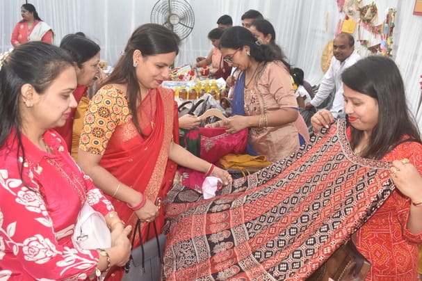 Markets decorated for Karwa Chauth, number of women increased