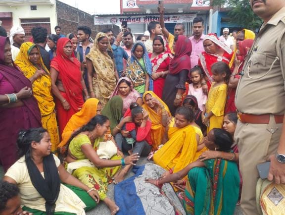 Woman dies in private hospital, relatives block highway
