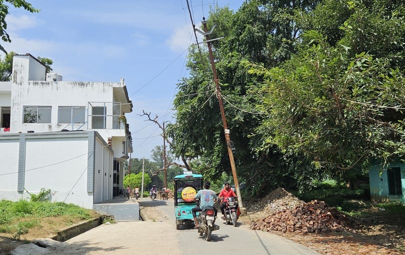 Electricity supply based on dilapidated poles, fear of accidents