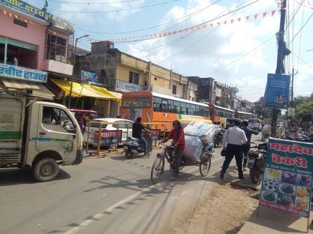 Fruit market under the overbridge, vehicle stands at intersections, difficult to get out