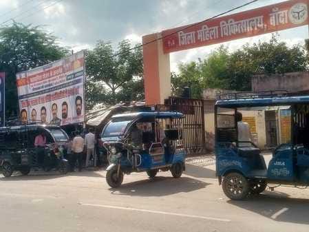 There is no parking for eight thousand e-rickshaws running on the roads, the municipality is looking for a place.