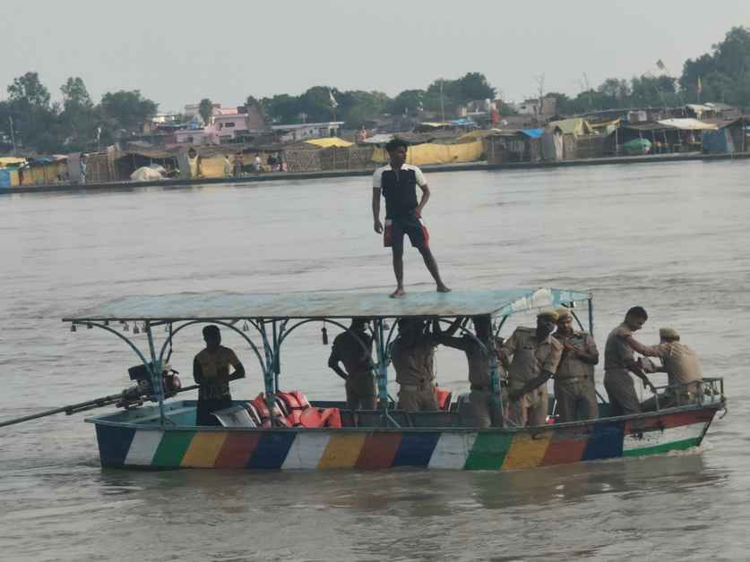 No trace of the youth who drowned in the Ganga even on the second day